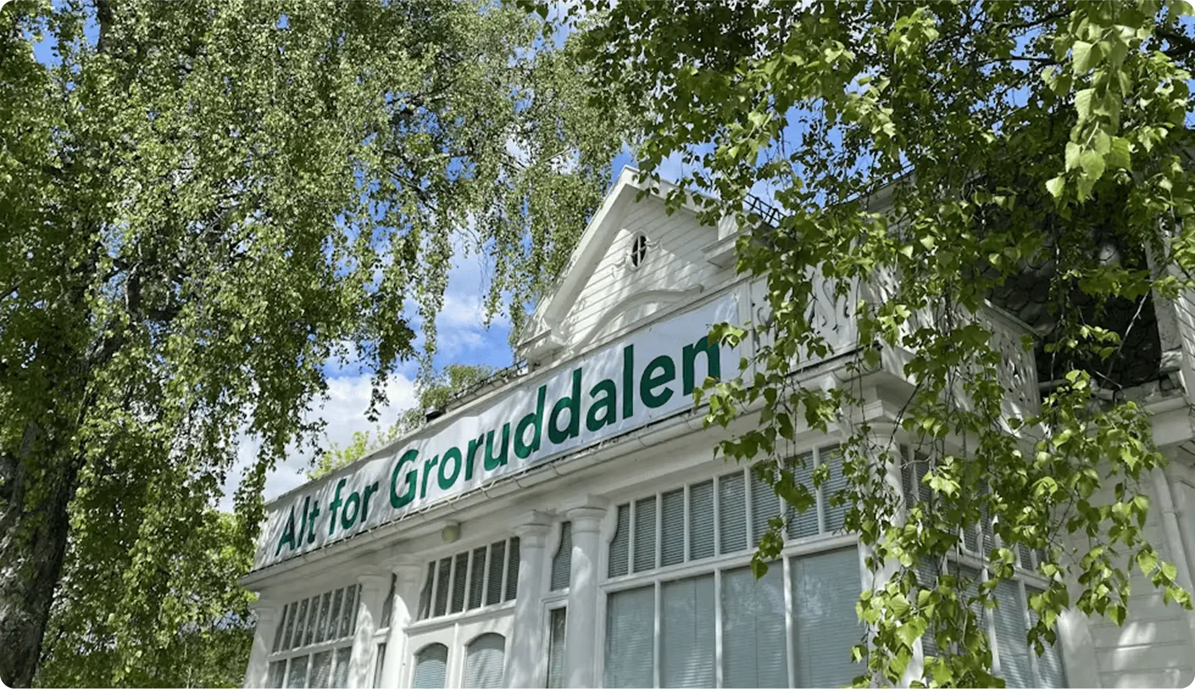 Hvit bygning med skiltet «Alt for Groruddalen».