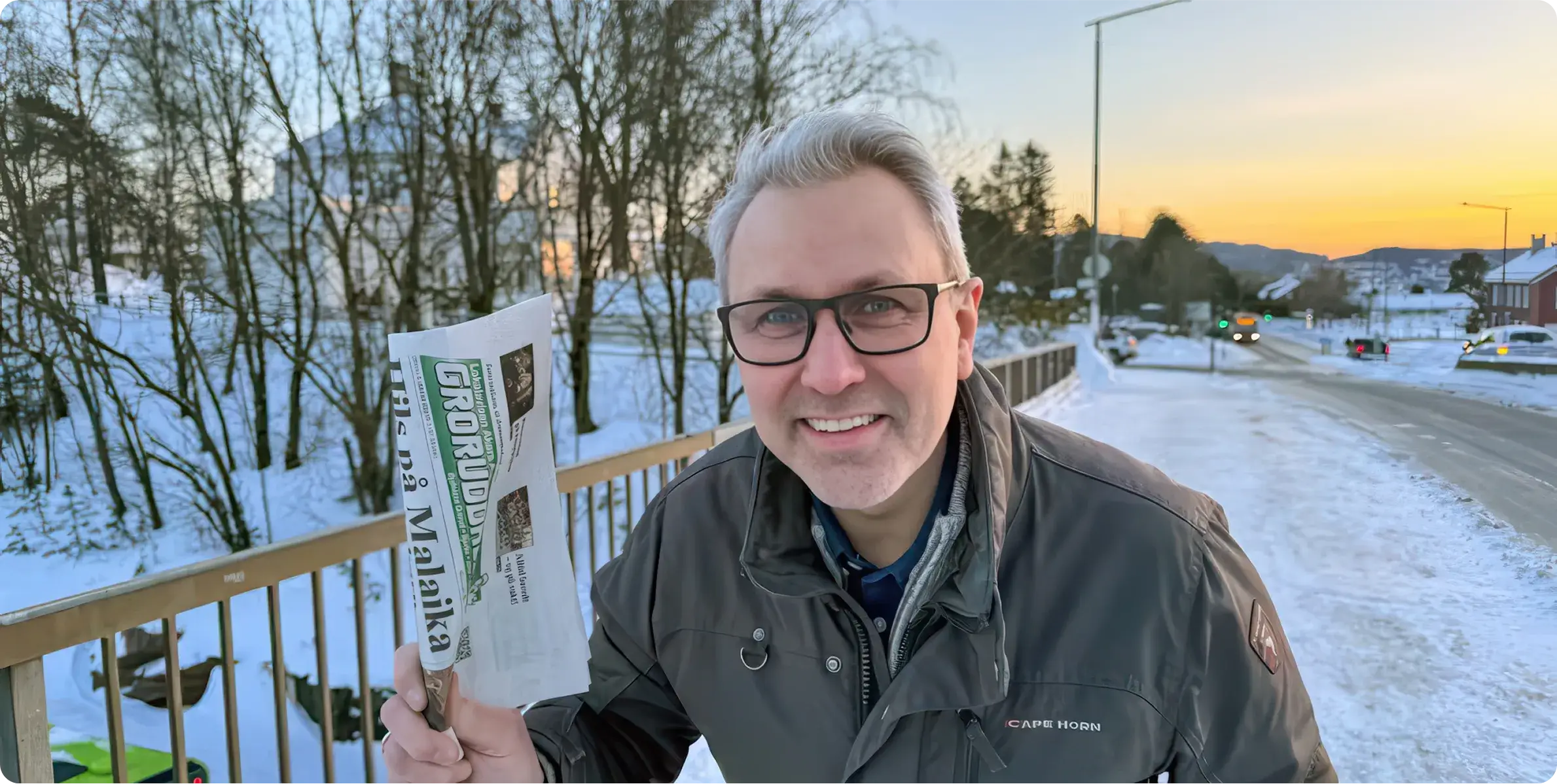 Øystein Kielland holder en utgave av Akers Avis Groruddalen utendørs.